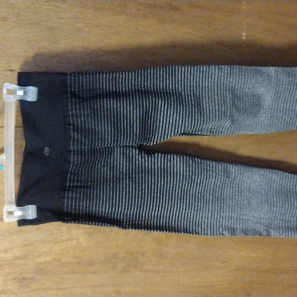Marika stretchy leggings. No flaws or stains - Picture 5 of 6